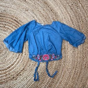 Cute midriff top with interesting details!